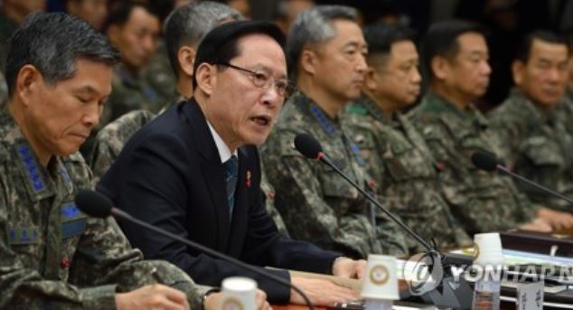 South Korean Defense Minister Song Young-moo (2nd from L) speaks in this file photo. (Yonhap)