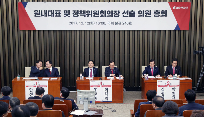 12일 오후 서울 여의도 국회 본청에서 열린 자유한국당 원내대표 및 정책위원회의장 선출 의원총회에서 후보들이 합동토론회를 하고 있다.[사진=연합뉴스]
12일 오후 서울 여의도 국회 본청에서 열린 자유한국당 원내대표 및 정책위원회의장 선출 의원총회에서 후보들이 합동토론회를 하고 있다.[사진=연합뉴스]