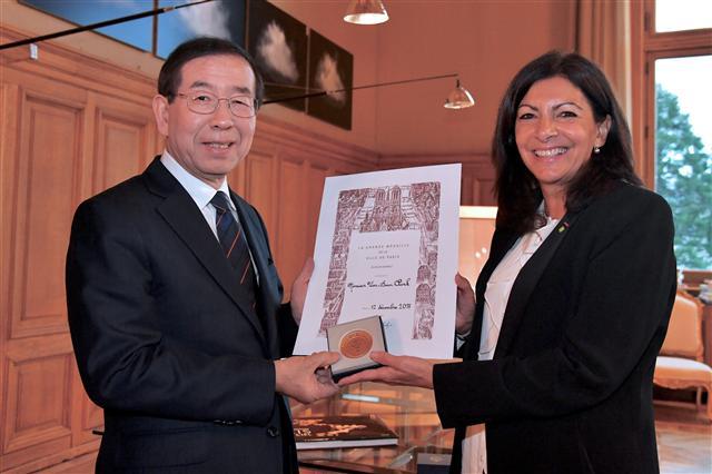 박원순(왼쪽) 서울시장이 이안달고 파리시장으로 부터 명예메달을 받은 뒤 기념촬영을 하고 있다.