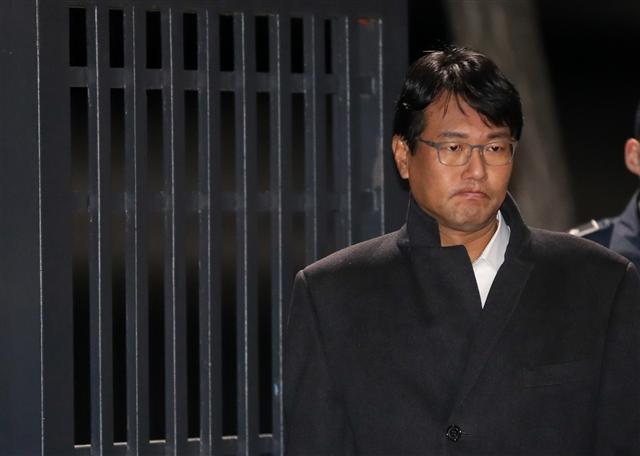 이명박 정부 시절 청와대 대외전략기획관을 지내며 국군 사이버사령부의 ‘댓글 공작’에 관여한 의혹을 받는 김태효 전 기획관이 13일 오전 구속영장이 기각된 후 경기도 의왕 서울 구치소를 나서고 있다.  [연합뉴스]