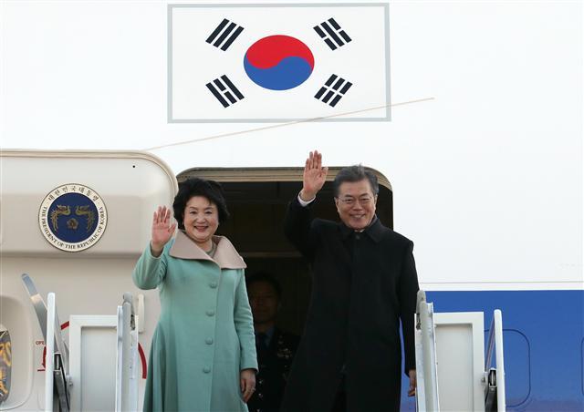 문재인 대통령과 부인 김정숙 여사가 중국 국빈방문을 위해 13일 오전 성남 서울공항을 통해 출국하며 전용기에 올라 손들어 인사하고 있다.  [연합뉴스]