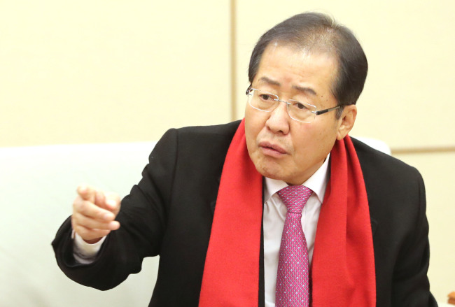 자유한국당 홍준표 대표가 13일 오전 인천공항에서 일본으로 출국하기에 앞서 의원들과 대화하고 있다. [사진=연합뉴스]
자유한국당 홍준표 대표가 13일 오전 인천공항에서 일본으로 출국하기에 앞서 의원들과 대화하고 있다. [사진=연합뉴스]