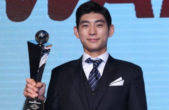 In this file photo taken Nov. 6, 2017, Lee Jung-hoo of the Nexen Heroes holds up the trophy as the Korea Baseball Organization's 2017 Rookie of the Year at an awards ceremony in Seoul. (Yonhap)