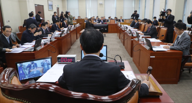 13일 오전 국회에서 열린 국방위원회 전체회의에서 김영우 위원장이 5·18민주화운동 진상규명을 위한 특별법안 등을 상정하고 있다.[사진=연합뉴스]
13일 오전 국회에서 열린 국방위원회 전체회의에서 김영우 위원장이 5·18민주화운동 진상규명을 위한 특별법안 등을 상정하고 있다.[사진=연합뉴스]