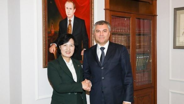 Choo Mi-ae (L), the leader of South Korea's ruling Democratic Party, shakes hands with Vyacheslav Viktorovich Volodin, the chairman of the State Duma, the lower house of Russia's parliament, before their talks in Russia on Dec. 12, 2017 in this photo provided by her party. (Yonhap)