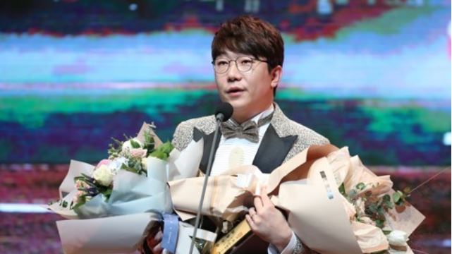 Kia Tigers' pitcher Yang Hyeon-jong gives an acceptance speech after capturing the Korea Baseball Organization's Golden Glove at a ceremony in Seoul on Dec. 13, 2017. (Yonhap)