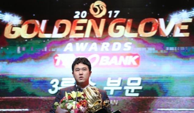 SK Wyverns' third baseman Choi Jeong gives an acceptance speech after winning the Korea Baseball Organization's Golden Glove at a ceremony in Seoul on Dec. 13, 2017. (Yonhap)