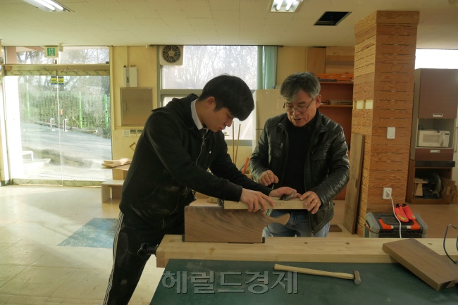 홍익디자인고 학생들은 목공예 명장 제갈재호 씨로부터 가구 만드는 법을 배워 취업과 창업, 진학의 길을 열고 있다. 김성준 군이 명장으로부터 대패 작업을 배우고 있다. [사진=원호연 기자/why37@heraldcorp.com]