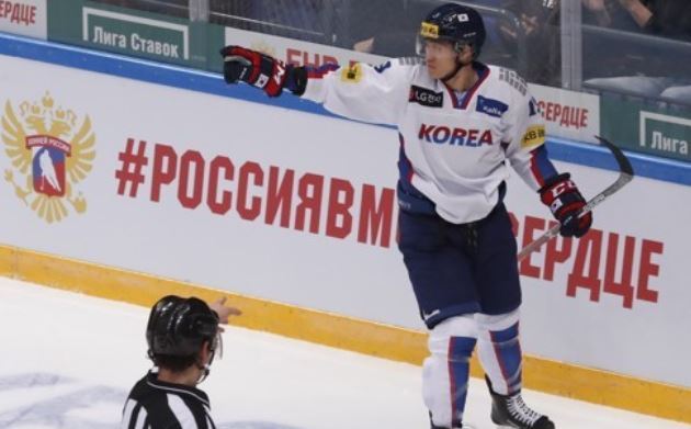 South Korean forward Kim Sang-wook celebrates his goal against Canada during the teams' Channel One Cup game at VTB Ice Palace in Moscow on Dec. 13, 2017. (Reuters-Yonhap)