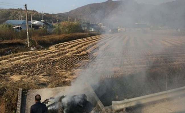Villagers set fire to straw bundles in front of the Rodriguez Live Fire Complex in protest against stray bullets from the range. (Yonhap)
