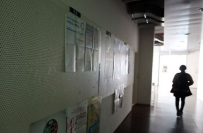 The local job market gets worse, young jobseekers are facing a dwindling number of job opportunities. (Yonhap)