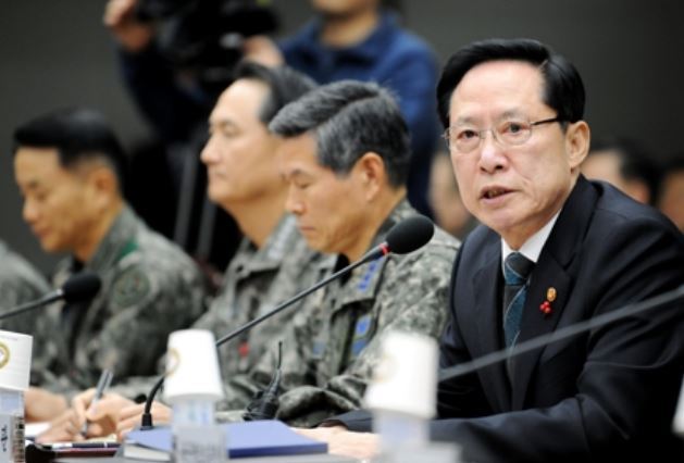 South Korean Defense Minister Song Young-moo (R) (Yonhap)