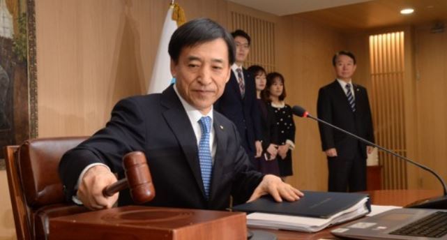 Bank of Korea Gov. Lee Ju-yeol bangs the gavel to open a monthly rate-setting meeting at the central bank's headquarters in Seoul on Nov. 30, 2017. (Yonhap)