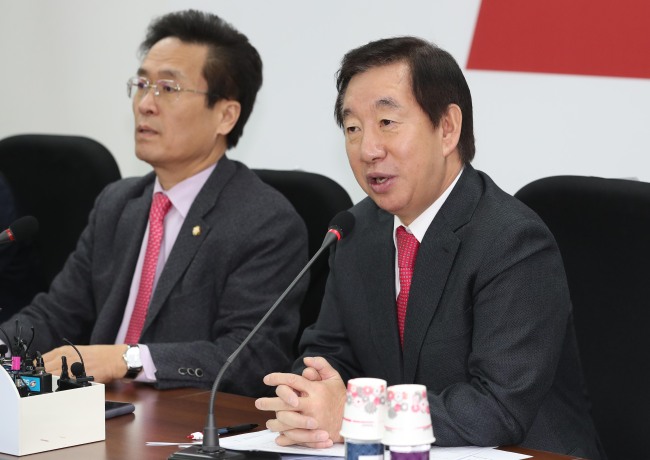 자유한국당 김성태 원내대표가 14일 오전 서울 여의도 국회 본청에서 선출 후 열린 첫 원내대책회의에서 발언하고 있다.[사진=연합뉴스]
자유한국당 김성태 원내대표가 14일 오전 서울 여의도 국회 본청에서 선출 후 열린 첫 원내대책회의에서 발언하고 있다.[사진=연합뉴스]