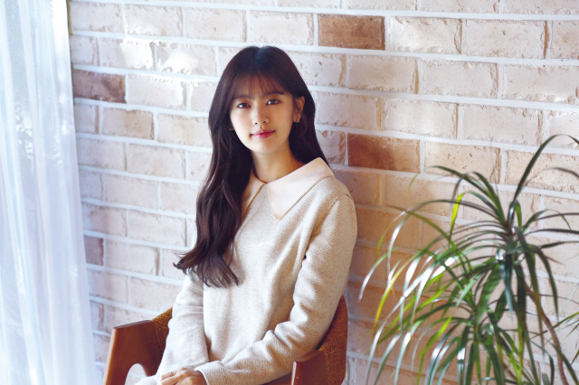 드라마 ‘이번 생은 처음이라’ 서 연애초보 유지호역을 맡은 정소민. 그녀는 ‘드라마 속 세남자 중 누가 맘에 드는가’ 라는 질문에 “아직 결혼관이 없다” 며 가벼운 미소를 지었다.