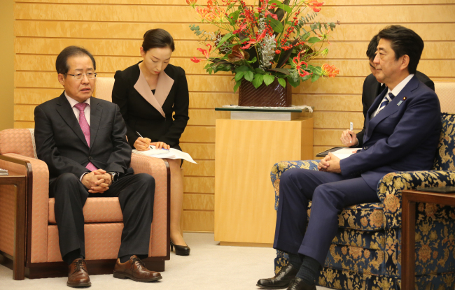 일본을 방문 중인 자유한국당 홍준표 대표가 14일 오후 일본 도쿄 총리 관저에서 아베 신조(安倍晋三) 일본 총리를 면담하고 있다.[사진=연합뉴스]
일본을 방문 중인 자유한국당 홍준표 대표가 14일 오후 일본 도쿄 총리 관저에서 아베 신조(安倍晋三) 일본 총리를 면담하고 있다.[사진=연합뉴스]