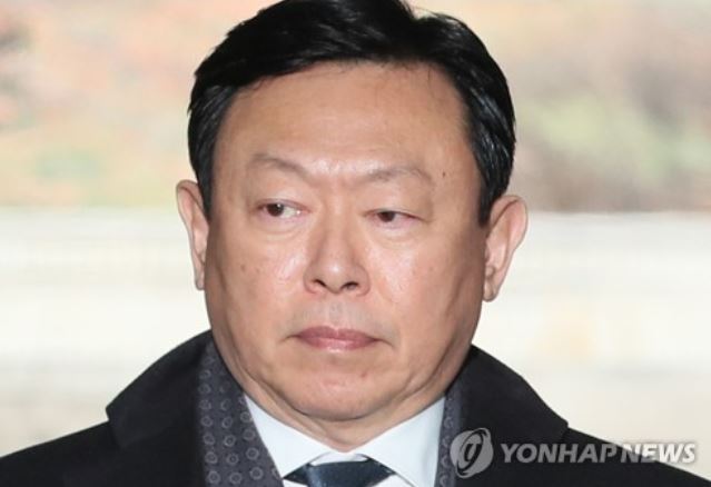 Shin Dong-bin, chairman of Lotte Group, arrives at the Seoul Central District Court in the capital on Dec. 14, 2017. The prosecution asked for a four-year term for the business tycoon on charges that he gave bribes to a foundation run by Choi Soon-sil, a close confidante of former President Park Geun-hye, expecting business favors in return. (Yonhap)