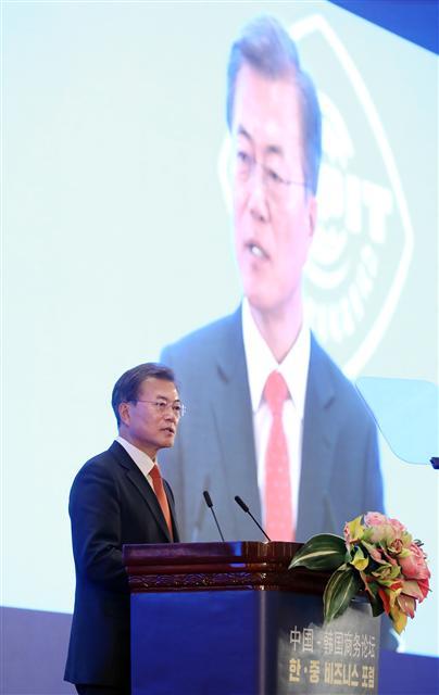중국 국빈방문 사흘째인 문재인  대통령은 15일 오전 중국 최고 국립대학인 베이징대학에서 연설했다. 한국 대통령이 베이징대학에서 연설하는 것은 2008년 5월 이명박 당시 대통령  이후 9년여 만이다. 사진은 방중 첫날인 지난 13일 문 대통령이 베이징 조어대에서 열린 한중 비즈니스 포럼에서 기조연설하고 있는 모습.   [청와대 제공=연합뉴스]