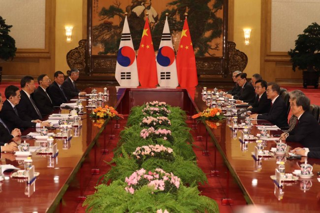 중국을 국빈 방문 중인 문재인 대통령이 지난 14일 오후 베이징 인민대회당 동대청에서 시진핑 중국 국가주석과 확대 정상회담을 가졌다.[사진=연합뉴스]
중국을 국빈 방문 중인 문재인 대통령이 지난 14일 오후 베이징 인민대회당 동대청에서 시진핑 중국 국가주석과 확대 정상회담을 가졌다.[사진=연합뉴스]