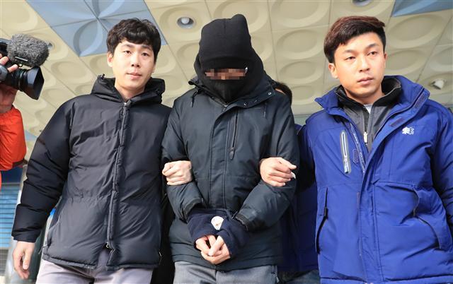 <YONHAP PHOTO-2983> 고개숙인 대림동 살인사건 피의자 (서울=연합뉴스) 서명곤 기자 = 대림동 중국 동포 간 살인사건의 피의자 황모씨가 15일 오전 서울 영등포경찰서에서 영장실질심사를 받기 위해 서울남부지법으로 향하고 있다. 2017.12.15 seephoto@yna.co.kr/2017-12-15 09:38:40/ <저작권자 ⓒ 1980-2017 ㈜연합뉴스. 무단 전재 재배포 금지.>