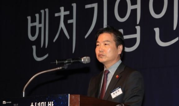 The country's new SMEs Minister Hong Jong-haak, who took office last month, has been pointing to the tech extortion issue as a major hurdle holding up growth of SMEs and startup businesses in the country. (Yonhap)