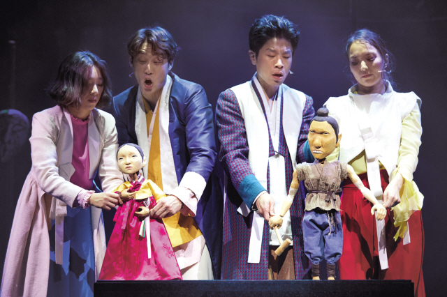 지난 3월 CJ문화재단 제작 지원을 통해 서울 대학로에서 첫선을 보인 ‘판’이 정동극장과 손을 잡고 하반기 새롭게 돌아왔다.