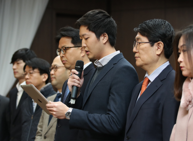 Coinone CEO Kevin Cha (center). (Yonhap)