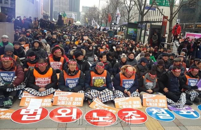 전교조 교사 2000여명이 15일 전국교사결의대회를 열고 법외노조 철회와 교원평가제ㆍ성과급제 폐지를 요구했다. [사진=정세희 기자/say@heraldcorp.com]