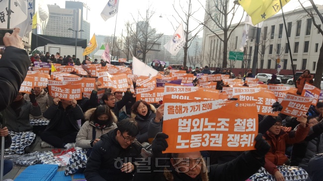전교조 교사 2000여명이 15일 전국교사결의대회를 열고 법외노조 철회와 교원평가제ㆍ성과급제 폐지를 요구했다. [사진=정세희 기자/say@heraldcorp.com]