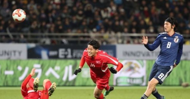 In this file photo taken on Dec. 9, 2017, North Korea national football team midfielder Ri Yong-jik (C) makes a header during a match against Japan at the East Asian Football Federation E-1 Football Championship at Ajinomoto Stadium in Tokyo. (Yonhap)