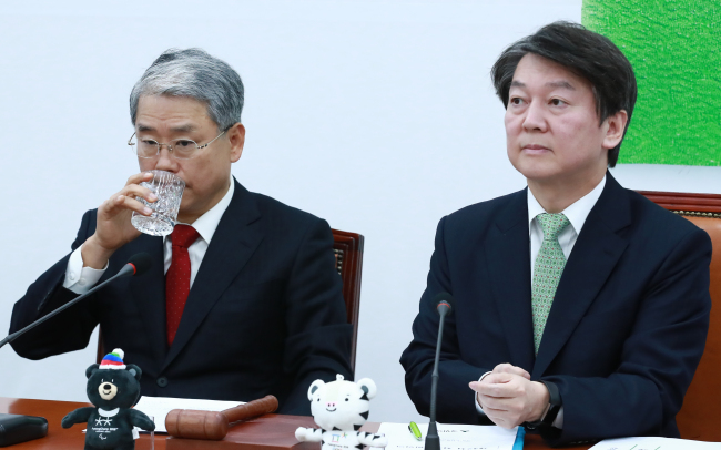 국민의당 안철수 대표(오른쪽)와 김동철 원내대표가 15일 오전 국회 당대표실에서 열린 최고위원회의에 참석해 생각에 잠겨 있다. [사진=연합뉴스]
국민의당 안철수 대표(오른쪽)와 김동철 원내대표가 15일 오전 국회 당대표실에서 열린 최고위원회의에 참석해 생각에 잠겨 있다. [사진=연합뉴스]