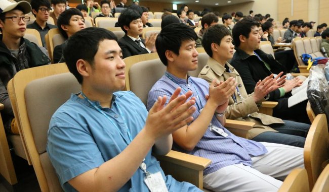 남자간호사 배출 50여년만에 만들어지는 남자간호사회 창립총회가 20일 오후 서울대학교 어린이병원 임상제1강의실에서 열려 참석한 남자 간호사와 간호대학생들이 박수치고 있다. (사진=연합뉴스)