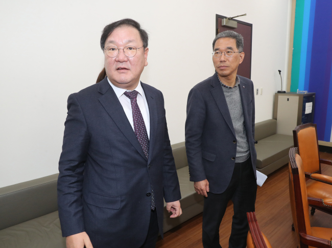 더불어민주당 김태년 정책위의장(왼쪽)과 김주영 한국노총 위원장이 14일 오전 국회 원내대표회의실에서 열린 비공개 간담회에서 만나고 있다.[사진=연합뉴스]
더불어민주당 김태년 정책위의장(왼쪽)과 김주영 한국노총 위원장이 14일 오전 국회 원내대표회의실에서 열린 비공개 간담회에서 만나고 있다.[사진=연합뉴스]