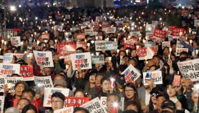 People attend a candlelight rally in Seoul on Oct. 28, 2017, the first anniversary of the launch of similar rallies to call for then-President Park Geun-hye's resignation over an influence-peddling scandal involving her longtime close friend Choi Soon-sil. (Yonhap)