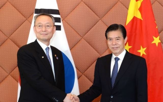 Paik Un-gyu (L), South Korea's ministry of trade, industry and energy, meets his Chinese counterpart Zhong Shan in Beijing on Dec. 15, 2017, in this photo provided by his ministry. (Yonhap)