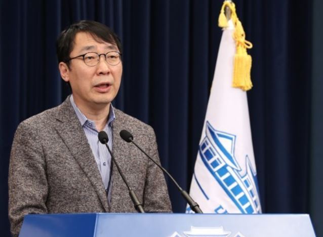 Senior presidential press secretary Yoon Young-chan speaks during a press briefing at Cheong Wa Dae on Dec. 17, 2017. (Yonhap)
