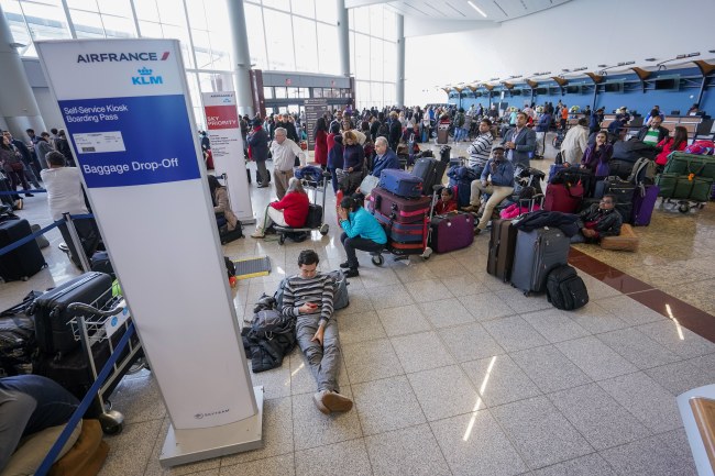 Passengers affected by a widespread power outage wait in long lines at the International Terminal of Hartsfield-Jackson Atlanta International Airport in Atlanta, Georgia, USA, Dec. 17. (EPA-Yonhap)