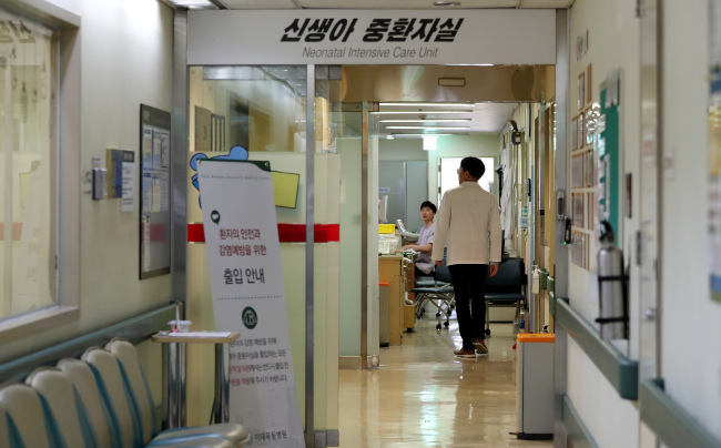 <YONHAP PHOTO-2321> '신생아 사망' 이대목동병원 (서울=연합뉴스) 박동주 기자 = 17일 오후 전날 오후 9시부터 11시까지 2시간 동안 인큐베이터에 있던 신생아 4명이 잇따라 숨진 사건이 발생한 서울 이대목동병원 신생아 중환자실에서 병원 관계자들이 분주히 움직이고 있다. 2017.12.17 pdj6635@yna.co.kr/2017-12-17 14:07:02/ <저작권자 ⓒ 1980-2017 ㈜연합뉴스. 무단 전재 재배포 금지.>
<YONHAP PHOTO-2321> '신생아 사망' 이대목동병원 (서울=연합뉴스) 박동주 기자 = 17일 오후 전날 오후 9시부터 11시까지 2시간 동안 인큐베이터에 있던 신생아 4명이 잇따라 숨진 사건이 발생한 서울 이대목동병원 신생아 중환자실에서 병원 관계자들이 분주히 움직이고 있다. 2017.12.17 pdj6635@yna.co.kr/2017-12-17 14:07:02/ <저작권자 ⓒ 1980-2017 ㈜연합뉴스. 무단 전재 재배포 금지.>