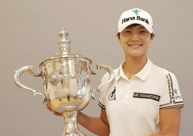 In this file photo provided by SEMA Sports Marketing on Nov. 20, 2017, Park Sung-hyun of South Korea holds the trophy for the LPGA Tour's Player of the Year honors after the season-ending CME Group Tour Championship in Naples, Florida. (Yonhap)