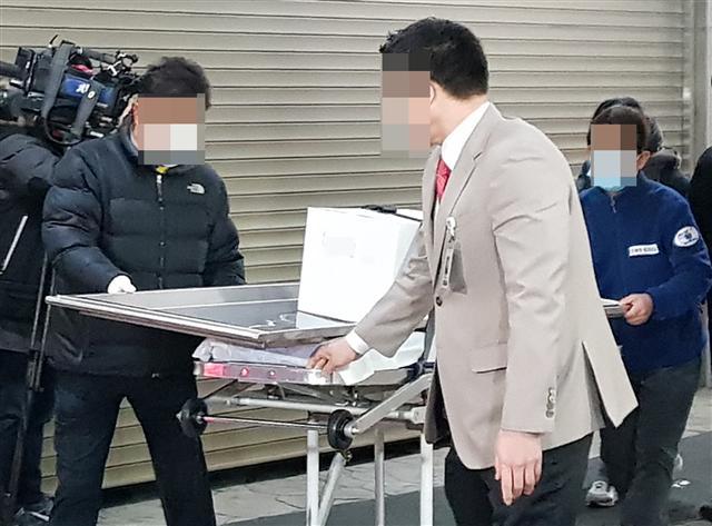 18일 오전 신생아 4명이 잇따라 숨진 사고가 발생한 서울 양천구 이대목동병원에서 사고로 숨진 신생아의 시신이 부검을 위해 국과수 서울분소로 옮겨지고 있다.   [연합뉴스]