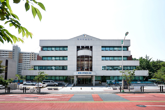 광명시 공공도서관이 경기도 31개 시군을 대상으로 한 경기도 공공도서관 평가에서 2년 연속 우수도서관으로 선정됐다.[사진제공=광명시]
광명시 공공도서관이 경기도 31개 시군을 대상으로 한 경기도 공공도서관 평가에서 2년 연속 우수도서관으로 선정됐다.[사진제공=광명시]
