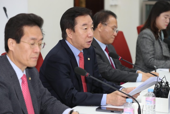 자유한국당 김성태 원내대표가 18일 오전 서울 여의도 국회 본청에서 열린 원내대책회의에서 발언하고 있다.[사진=연합뉴스]
자유한국당 김성태 원내대표가 18일 오전 서울 여의도 국회 본청에서 열린 원내대책회의에서 발언하고 있다.[사진=연합뉴스]