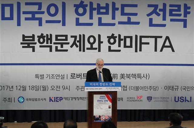 존스홉킨스대 한미연구소 회장인 로버트 갈루치 전 미국 국무부 북핵 특사가 18일 오전 국회 의원회관에서 열린 ‘미국의 한반도 전략’ 세미나에서 기조연설을 하고 있다.  [연합뉴스]
