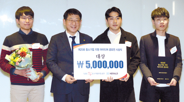 대상을 수상한 민세홍(왼쪽 첫번째)· 김정수(세번째)·윤태원(네번째)씨가 임채운 중진공 이사장(왼쪽에서 두번째)으로부터 상금과 상장을 받고 기념촬영을 하고 있다.
정희조 기자/checho@heraldcorp.com
