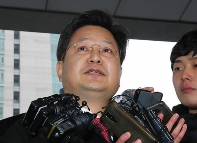 Former MBC President Kim Jang-kyom speaks to reporters after arriving at the Seoul Western District Prosecutors' Office for questioning on Dec. 18, 2017. (Yonhap)