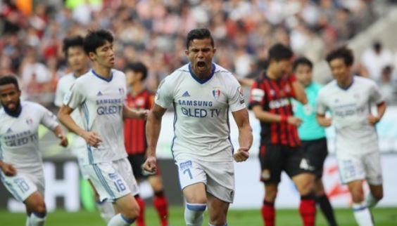 In this file photo taken on Oct. 21, 2017, Suwon Samsung Bluewings Brazilian striker Johnathan Aparecido da Silva (C) celebrates after he scored a goal against FC Seoul during the K League Classic match at Seoul World Cup Stadium in Seoul. (Yonhap)