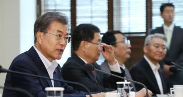 President Moon Jae-in speaks during a meeting with senior secretaries on Dec. 18. (Yonhap)