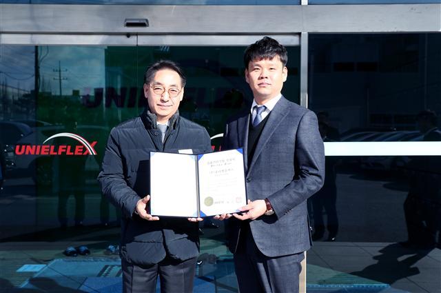황록 신용보증기금 이사장(왼쪽)과 유영명 (주)유니엘플렉스 대표가 지난 11일 경기도 안산시 유니엘플렉스 본사에서 신보스타기업 선정 현판식을 가졌다. [제공=신용보증기금]