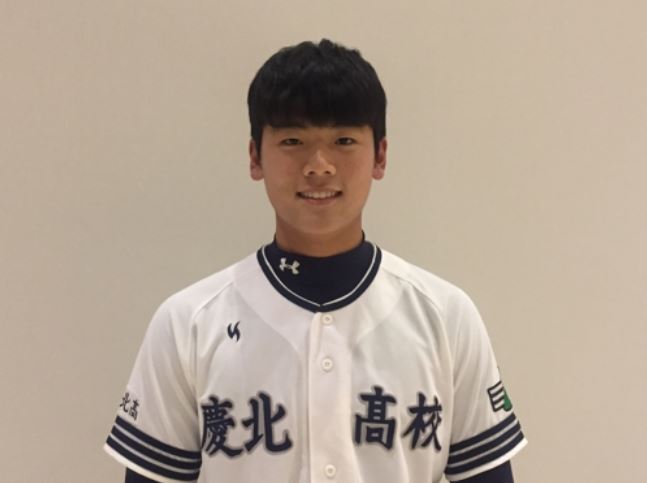 South Korean high school baseball player Bae Ji-hwan poses for a picture after receiving the Lee Young-min Batting Award as the nation's top high school hitter at a ceremony in Seoul on Dec. 18, 2017. (Yonhap)