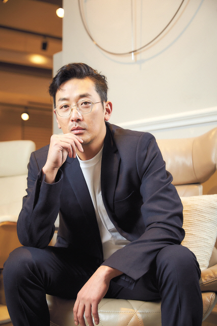 하정우는 두 영화가 공통점이 있다고 했다. ‘신과 함께’ 가 가보지 못한 저승세계를 체험하고 앞으로 남은 인생을 어떻게 살아갈 것인가 하는 방향성을 잡는 영화라면 ‘1987’은 30년전의 우리의 상황을 돌아보고 현재 모습을 확인하며 미래를 내다볼 수 있는 영화라고 했다.